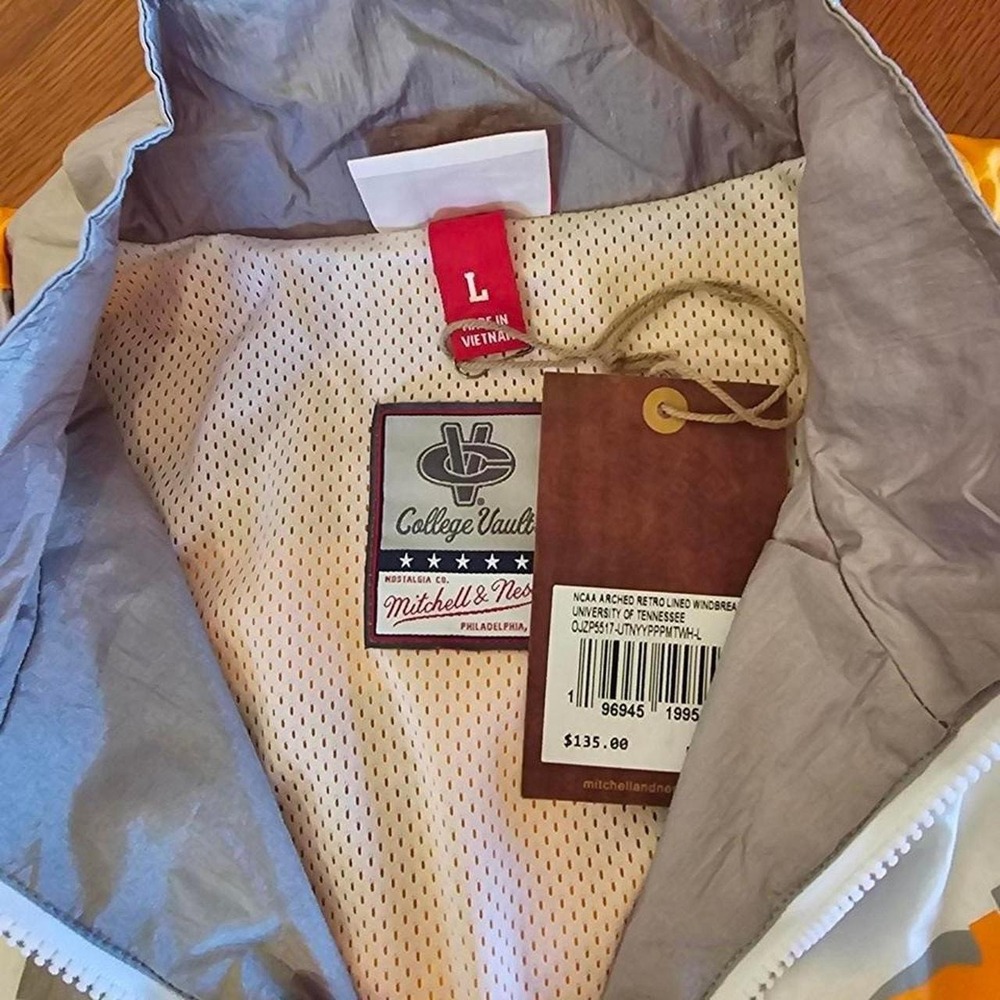 Volnteers Windbreaker - Picture 2 of 3